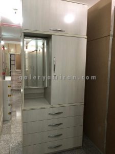 کمد عرض ۱۰۰میز آرایش دار عمق۵۲ارتفاع ۲۴۰ دارای سه تکه مجزا و رنگ بندی