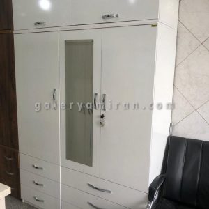 کمد عرض۱۵۰عمق۵۲ ارتفاع ۲۴۰ سه تکه و دارای رنگ بندی
